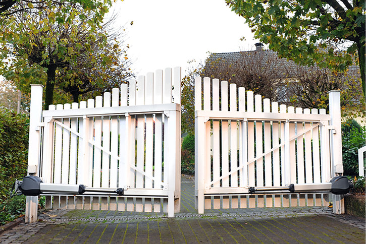 A swing gate with the swing gate operator Comfort 525 from Marantec