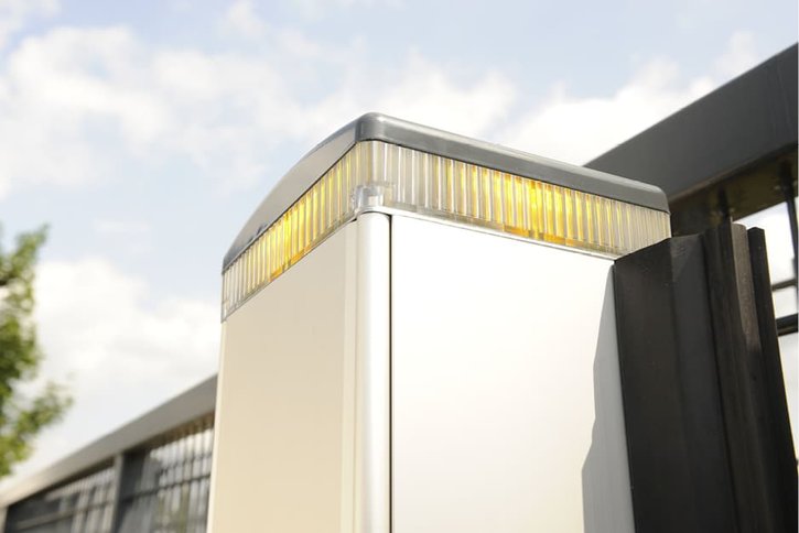 Nahaufnahme des Marantec Comfort 861 Säulenantriebs, der die Details der Oberseite mit der Anzeige und der Abdeckung hervorhebt.