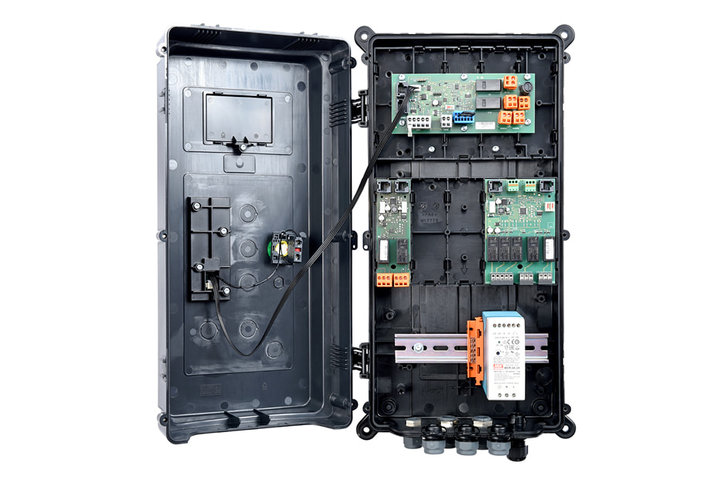 Marantec Comfort 390 Plus: Externes Anschlussgehäuse mit geöffnetem Deckel, das Anschlüsse für verschiedene Funktionen zeigt.