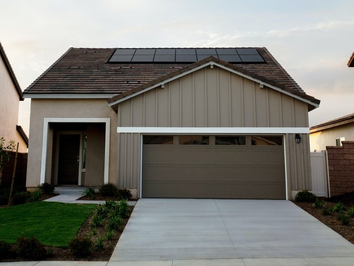 Ein Haus mit Solarpanel und Garagentor