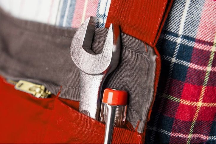 Detailansicht von Werkzeug in einer Tasche, symbolisch für die Suche nach einem qualifizierten Fachhändler.