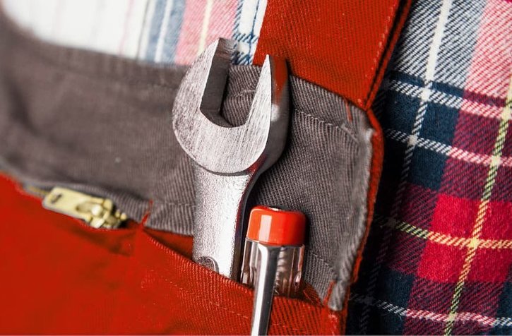 Detailansicht von Werkzeug in einer Tasche, symbolisch für die Suche nach einem qualifizierten Fachhändler.