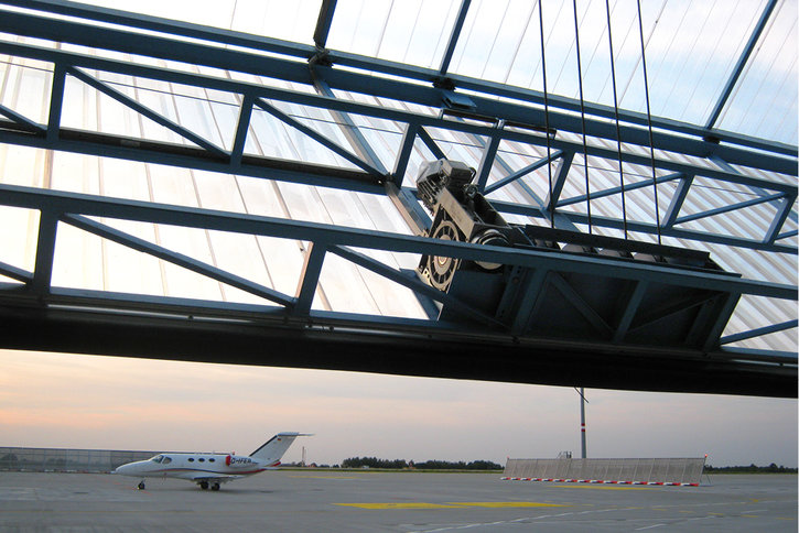 Special solutions for hangar door drives