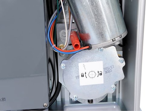Detailansicht des Innenlebens des Marantec Comfort 861 Säulenantriebs, der die Komponenten und die Beschriftung des Geräts zeigt.