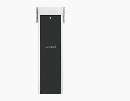 Marantec-Pfosten, einer mit einer schwarzen Abdeckung und dem Marantec-Logo