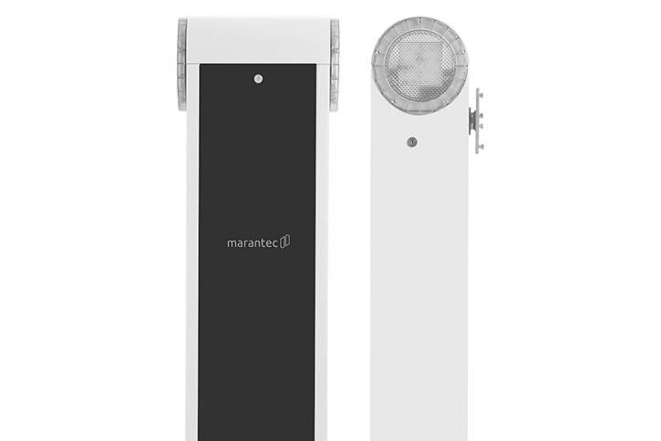 Zwei Marantec-Pfosten, einer mit einer schwarzen Abdeckung und dem Marantec-Logo, der andere mit einer runden Lampe